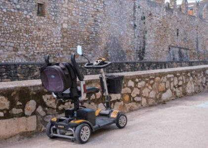 Essentiële Accessoires voor Scootmobielgebruikers: Van Tassen tot Comfort en Veiligheid