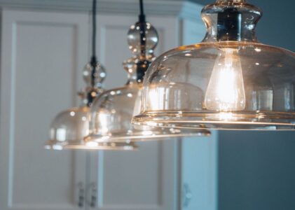 Helle Pendelleuchten für ein einladendes Wohnzimmer